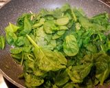 Foto del paso 2 de la receta Revuelto de espinacas, huevo frito y butifarra
