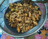 Foto langkah ke 3 dari resep Daging Kerang Hijau Saus Tomat.