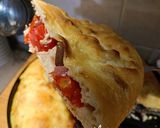 Foto del passaggio 3 della ricetta Pizza ripiena di Tonno, cipolla di Tropea e pachino