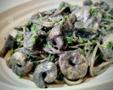 Foto del paso 7 de la receta: Spaghetti cremoso con champiñón y gambas en tinta de calamar