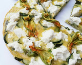 Foto del paso 7 de la receta: Frittata de espárragos trigueros y calabacín con sus flores