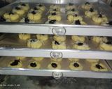 Foto langkah ke 4 dari resep Thumbprint Selai Strawberry.