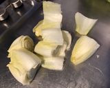 Une image de l'étape 1 de Salade d'endives au concombre et oignon rouge sauce ciboulette.