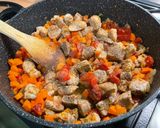 Une image de l'étape 15 de Sauté de porc aux champignons, carottes et tomates.