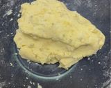 Foto langkah ke 3 dari resep Ubi goreng Kopong bentuk Bunga.