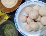 Foto langkah ke 3 dari resep Bola Nasi Ayam Isi Keju.