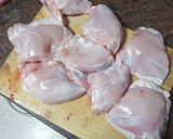 Foto del paso 1 de la receta: Contramuslo de pollo en salsa rubia con arroz blanco