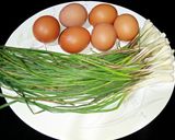 Foto langkah ke 1 dari resep Telur Dadar Bawang Batak/Lokio.