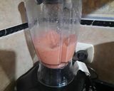 Foto del paso 5 de la receta: Licuado de frutillas, cardamomo miel y mandarina