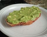 Foto langkah ke 4 dari resep Avocado Egg Toast.