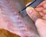 Foto del passaggio 1 della ricetta Filetto di Branzino con Taggiasche e Datterini