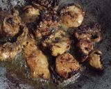 Gambar langkah 3 resipi Ayam Masak Kicap Lada Hitam & Cendawan Hitam.