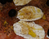 Foto del paso 2 de la receta: Carpaccio de tomate con motsarella marinada con especias