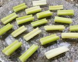 Foto del paso 1 de la receta: Barquitas de apio, roquefort y nuez