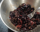 Foto del paso 1 de la receta: Budín de chocolate y cerezas sin azúcar y sin manteca