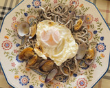 Foto del paso 2 de la receta: Gulas con almejas y huevo frito, en un plis plas
