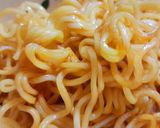 Hình bước làm 3 của món Mì gà hoành thánh trộn phomai