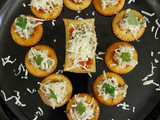 બિસ્કીટ પીઝા (Biscuit Pizza Recipe In Gujarati)
