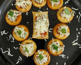 બિસ્કીટ પીઝા (Biscuit Pizza Recipe In Gujarati) રેસીપી સ્ટેપ2ફોટો