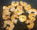 Foto del paso 1 de la receta: Cóctel de gambas en piña