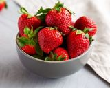 Foto langkah ke 1 dari resep Es Susu Strawberry & Red Cherry.