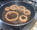 Foto del paso 18 de la receta: Hamburguesa de pescado estilo Sitka Alaska con guarnición de aros de cebolla y pepinillos fritos