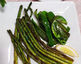 Foto del paso 5 de la receta: Espárragos y pimientos italianos a la plancha