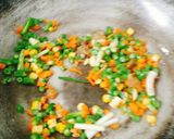 Hình bước làm 1 của món Cơm rang bơ trứng hình cá