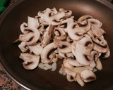 Foto del paso 3 de la receta: Salteado de champiñones y pasta