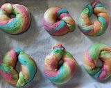 Foto langkah ke 5 dari resep Sandwich Rainbow Bagels.