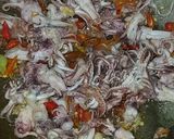 Foto langkah ke 3 dari resep Oseng kulit melinjo with kepala cumi pedas🌶🦑.