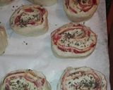 Foto del paso 3 de la receta: Rollo de pizza con jamon ibérico queso y beicon y tomate