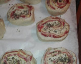 Foto del paso 3 de la receta: Rollo de pizza con jamon ibérico queso y beicon y tomate