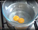 A picture of step 1 of Eggs Benedict.