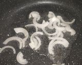 A picture of step 4 of White sauce pasta.