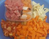 Foto langkah ke 1 dari resep Salmon & tuna cream soup.