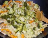 Foto del paso 8 de la receta: Pechuga de pollo, brócoli y fideos multicolor al wok