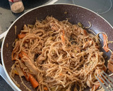 Foto del paso 3 de la receta: Tallarines con pavo y verduras estilo asiático