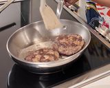 A picture of step 3 of Hawaiian Loco Moco.