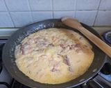 Foto del passaggio 4 della ricetta Rigatoni con salmone affumicato, prosciutto crudo e panna