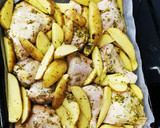 Foto del paso 4 de la receta: Cuartos traseros de pollo al horno con papas