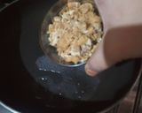 A picture of step 2 of Peanuts chikki.