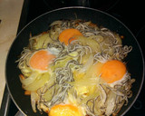 Foto del paso 5 de la receta: Huevos estrellados con gulas, patatas y cebolla