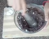 A picture of step 1 of Oreo biscuit cake.