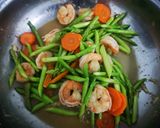 รูปขั้นตอนการทำที่ 3 ของ กุ้งผัดหน่อไม้ฝรั่ง