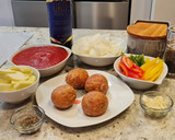 Foto del paso 1 de la receta: Albóndigas en salsa de tomate, pimientos tricolor y calabacín al orégano