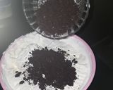 A picture of step 5 of Oreo vanilla ice cream with caramel sauce.
