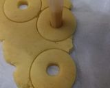 Foto langkah ke 4 dari resep Kue kering mini donat.
