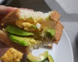 Hình bước làm 3 của món Bữa sáng với trái bơ và trứng: cách 3: sandwich bơ và trứng xào