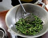 Foto langkah ke 3 dari resep Tumis Kering Kacang Panjang.